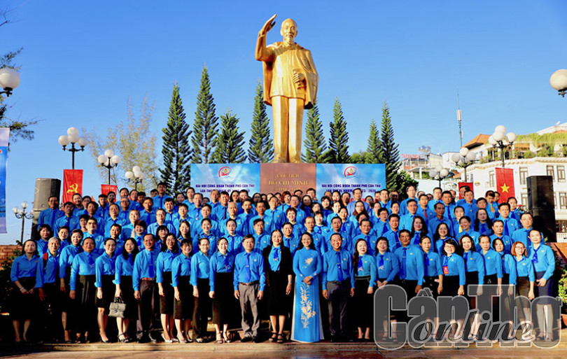 Đoàn đại biểu dự Đại hội Công đoàn TP Cần Thơ nhiệm kỳ 2023-2028 báo công dâng Bác
