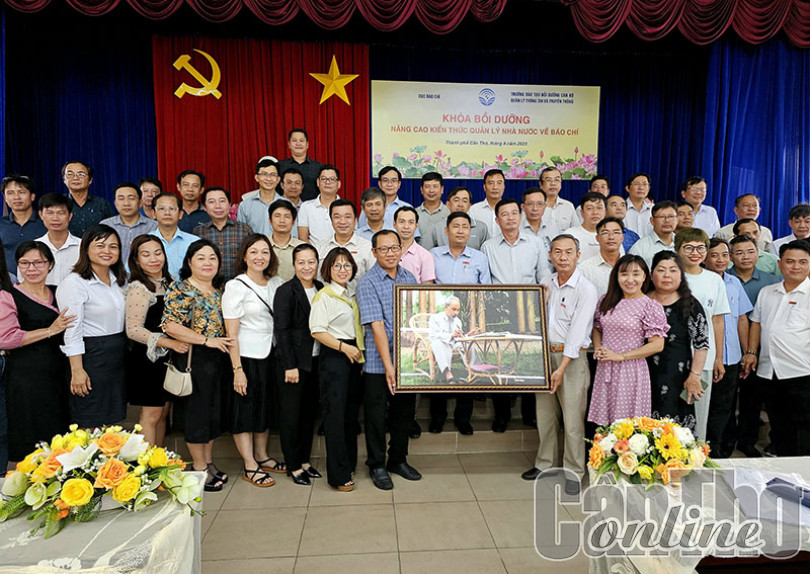 Lớp Bồi dưỡng nâng cao kiến thức quản lý nhà nước về báo chí tham quan thực tế tại cơ quan báo, đài Cần Thơ