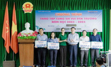 Trao 11.000 quyển tập tặng học sinh có hoàn cảnh khó khăn ở quận Ninh Kiều