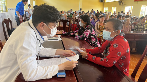Khám bệnh, cấp phát thuốc miễn phí và tặng quà gia đình chính sách, trẻ em có hoàn cảnh khó khăn