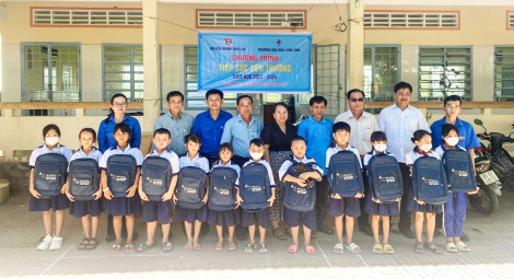 “Tiếp sức đến trường” cho học sinh có hoàn cảnh khó khăn