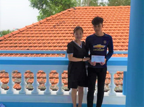 Cô giáo làm bánh dân gian để chăm lo học sinh nghèo