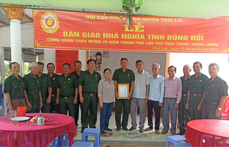 Bàn giao nhà Nghĩa tình đồng đội