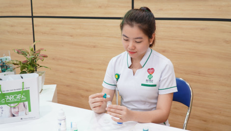 Đêm đeo kính áp tròng, ngày mắt nhìn sáng rõ