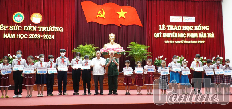 Trao học bổng Quỹ Khuyến học Phạm Văn Trà TP Cần Thơ