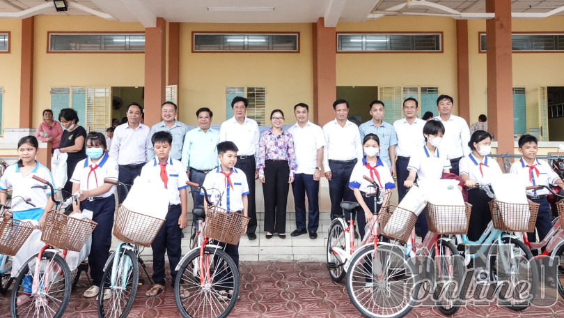 Lãnh đạo thành phố thăm, tặng quà học sinh nghèo, vượt khó học giỏi