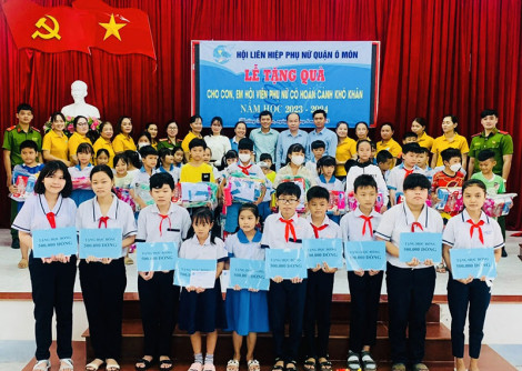 Tặng quà học sinh có hoàn cảnh khó khăn nhân năm học mới