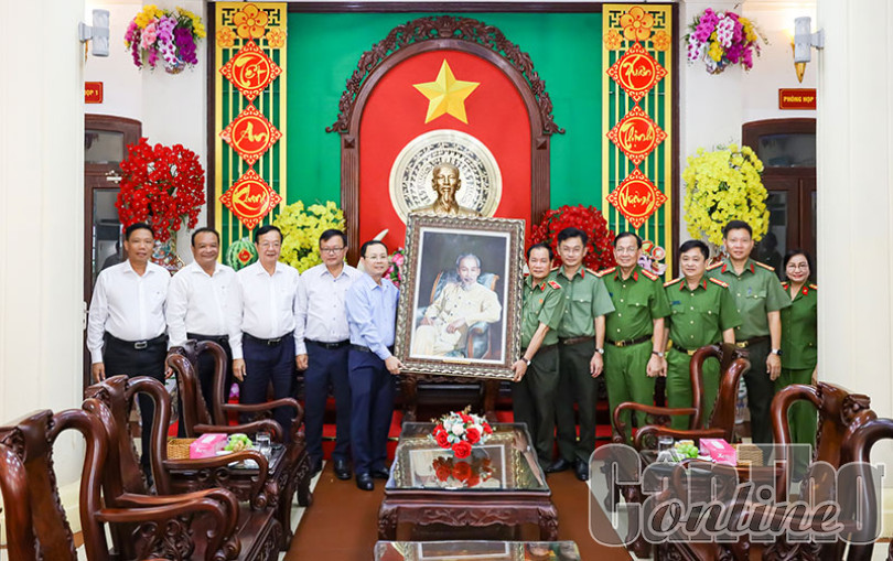Bí thư Thành ủy TP Cần Thơ Nguyễn Văn Hiếu làm việc với Công an thành phố