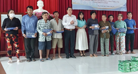 Tặng thẻ bảo hiểm y tế cho người dân có hoàn cảnh khó khăn