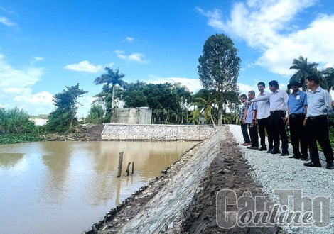 Nghiệm thu, bàn giao 2 công trình khắc phục sạt lở đê bao ở Cồn Sơn