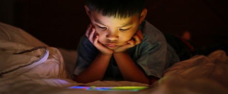 Trẻ dùng thiết bị điện tử quá nhiều sẽ chậm phát triển