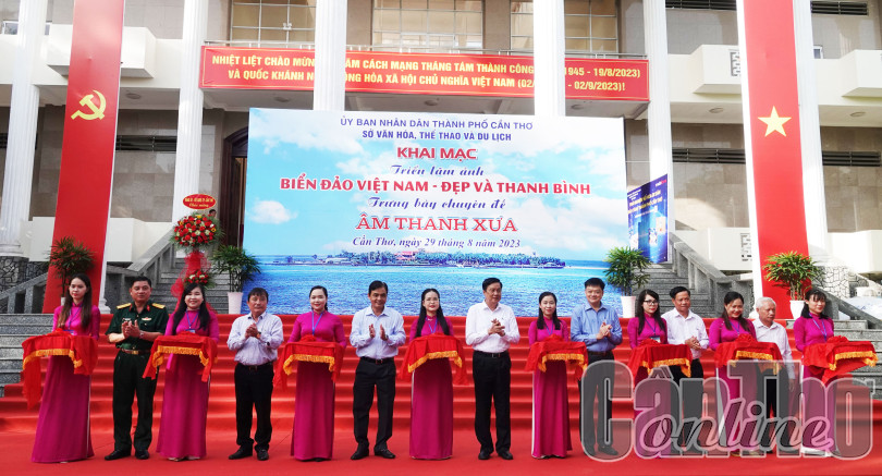 Khai mạc triển lãm ảnh “Biển đảo Việt Nam - Đẹp và thanh bình”