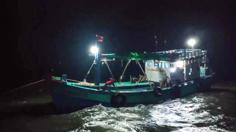 Sóc Trăng cứu thành công tàu cá gặp nạn trên biển