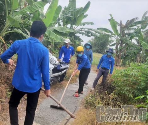Thanh niên tham gia xây dựng cầu, đường giao thông