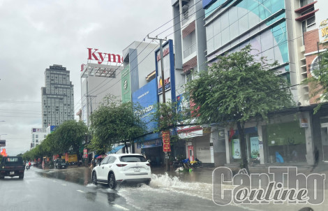 Nhiều tuyến đường bị ngập do triều cường kết hợp mưa lớn