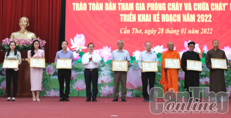 Phát huy vai trò của đồng bào dân tộc, tôn giáo trong giữ gìn an ninh trật tự