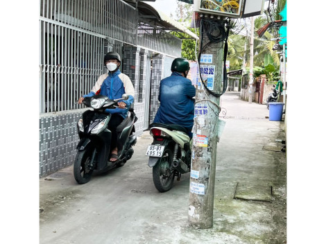 Sớm di dời các trụ điện không đảm bảo an toàn giao thông