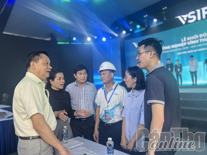 Đồng chí Dương Tấn Hiển kiểm tra thực tế khu vực tổ chức lễ khởi động Khu công nghiệp VSIP Cần Thơ