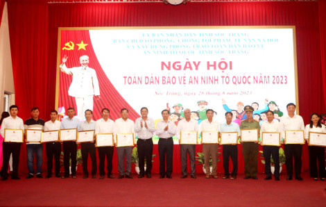 ស្ងើច​សរ​សើរ​ជូន​រង្វាន់​ដល់​សមូហ​ភាព​ បុគ្គល​សកម្ម​ក្នុង​ចលនា​ទូទាំង​ប្រ​ជា​ជន​ការ​ពារ​សន្តិ​សុខ​មាតុ​ភូមិ​