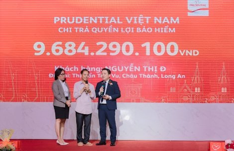 Prudential chi trả gần 9,7 tỉ đồng cho một khách hàng tại Long An