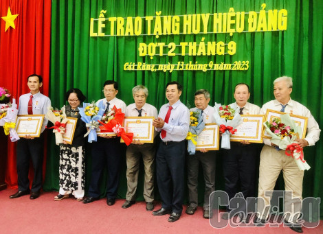 Trao Huy hiệu Đảng cho các đảng viên