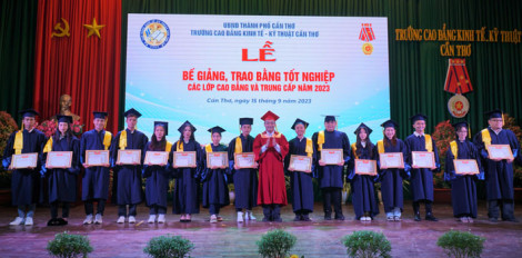 Trường Cao đẳng Kinh tế - Kỹ thuật Cần Thơ trao bằng tốt nghiệp