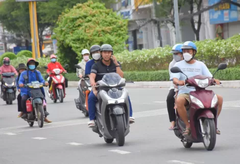 Hiểm họa giao thông khi vừa điều khiển xe, vừa nghe điện thoại