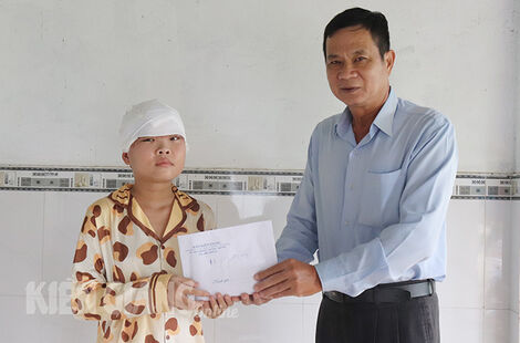 Báo Kiên Giang trao 78,2 triệu đồng cho em Tường Vy
