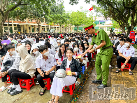 Tuyên truyền, phổ biến, giáo dục pháp luật về trật tự an toàn giao thông trong trường học