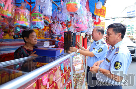 Kiểm tra, giám sát mặt hàng bánh trung thu