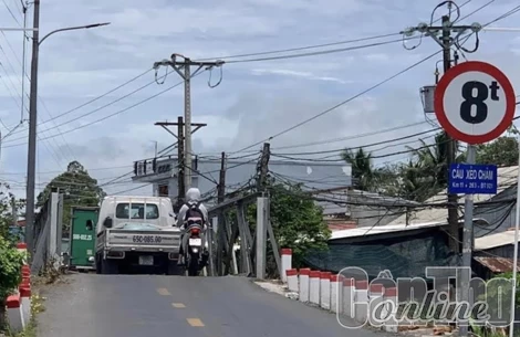 Nhiều cầu sắt nhỏ hẹp, xuống cấp gây cản trở lưu thông