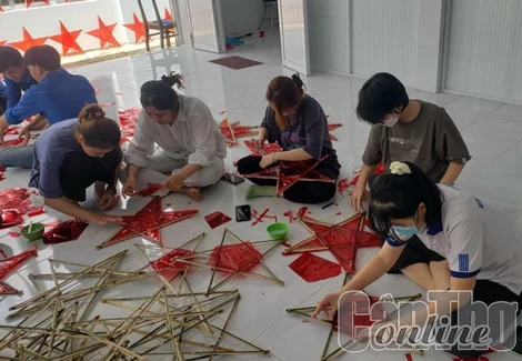 Làm hàng ngàn lồng đèn tặng thiếu nhi vui Tết Trung thu