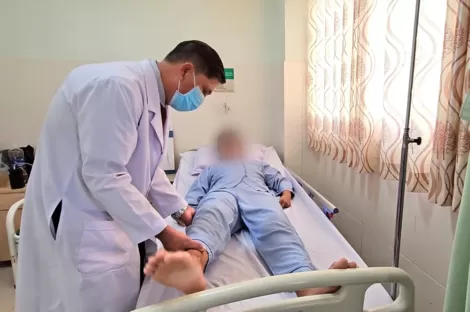 Thay khớp háng cho thanh niên 18 tuổi bị hoại tử chỏm xương đùi