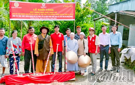 Khởi công xây dựng nhà cho hộ nghèo