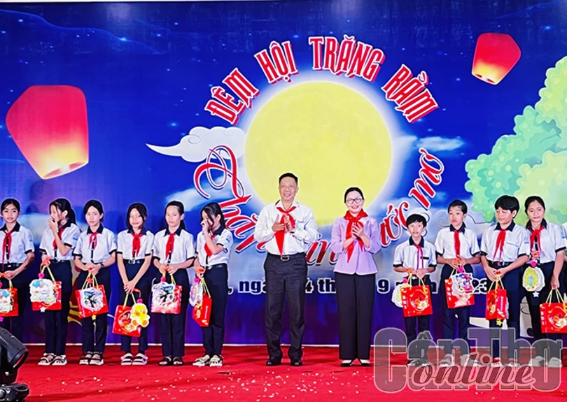 Tặng 400 phần quà tại Đêm hội trăng rằm “Thắp sáng ước mơ”