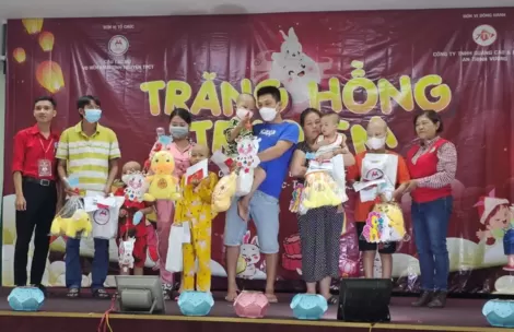 Trao quà cho bệnh nhi ung thư, trẻ em có hoàn cảnh khó khăn
