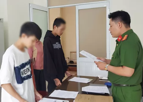 Khởi tố 2 đối tượng chống người thi hành công vụ