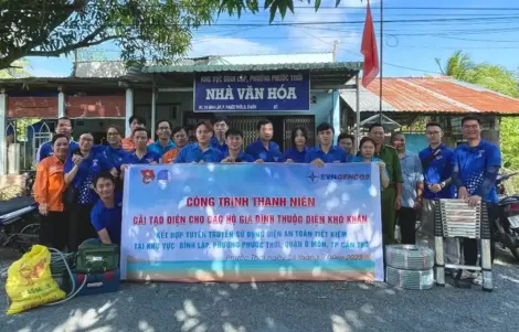 Đoàn viên thanh niên EVNGENCO2 ra quân cải tạo điện tại phường Phước Thới