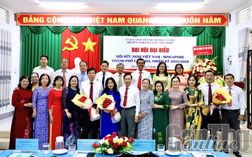Củng cố, làm sâu sắc hơn tình hữu nghị, hợp tác giữa nhân dân hai nước Việt Nam - Singapore