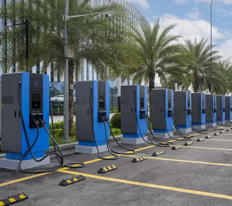 Việt Nam đang đi đầu về phủ hạ tầng trạm sạc cho xe điện