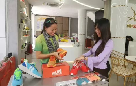 Giày thể thao Tạo điểm nhấn phong cách cho người dùng