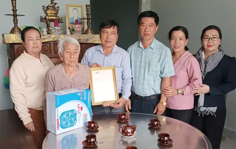 Họp mặt, tặng quà, mừng thọ người cao tuổi