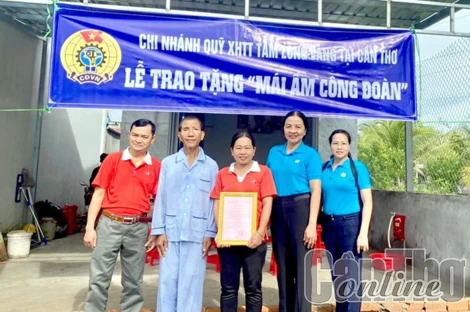 Bàn giao “Mái ấm Công đoàn”