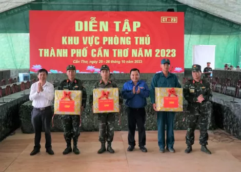 Thăm, tặng quà lực lượng xây dựng khu căn cứ chiến đấu giả định