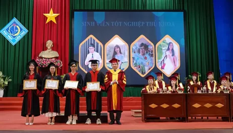 Có thêm 221 tân cử nhân lĩnh vực Khoa học Xã hội và Nhân văn
