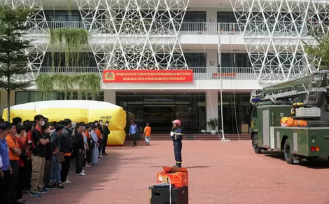 Học sinh, sinh viên trải nghiệm, thực hành chữa cháy và cứu nạn, cứu hộ