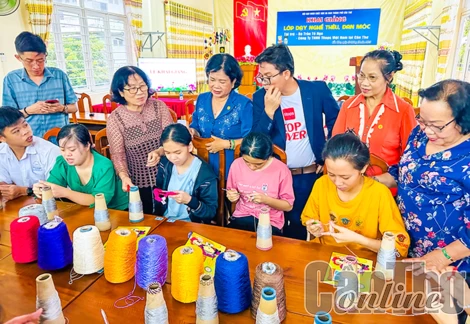 Khai giảng lớp dạy nghề thêu, đan móc len cho nạn nhân và người thân của nạn nhân chất độc da cam