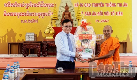 Thăm hỏi, chúc mừng đồng bào dân tộc Khmer nhân dịp Lễ Sene Dolta