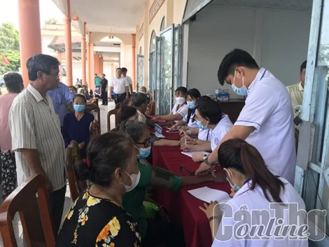 Khám bệnh miễn phí, tặng quà cho người cao tuổi ở huyện Thới Lai