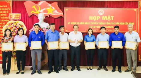 Cờ Ðỏ:  Họp mặt kỷ niệm 93 năm Ngày truyền thống công tác Dân vận của Ðảng